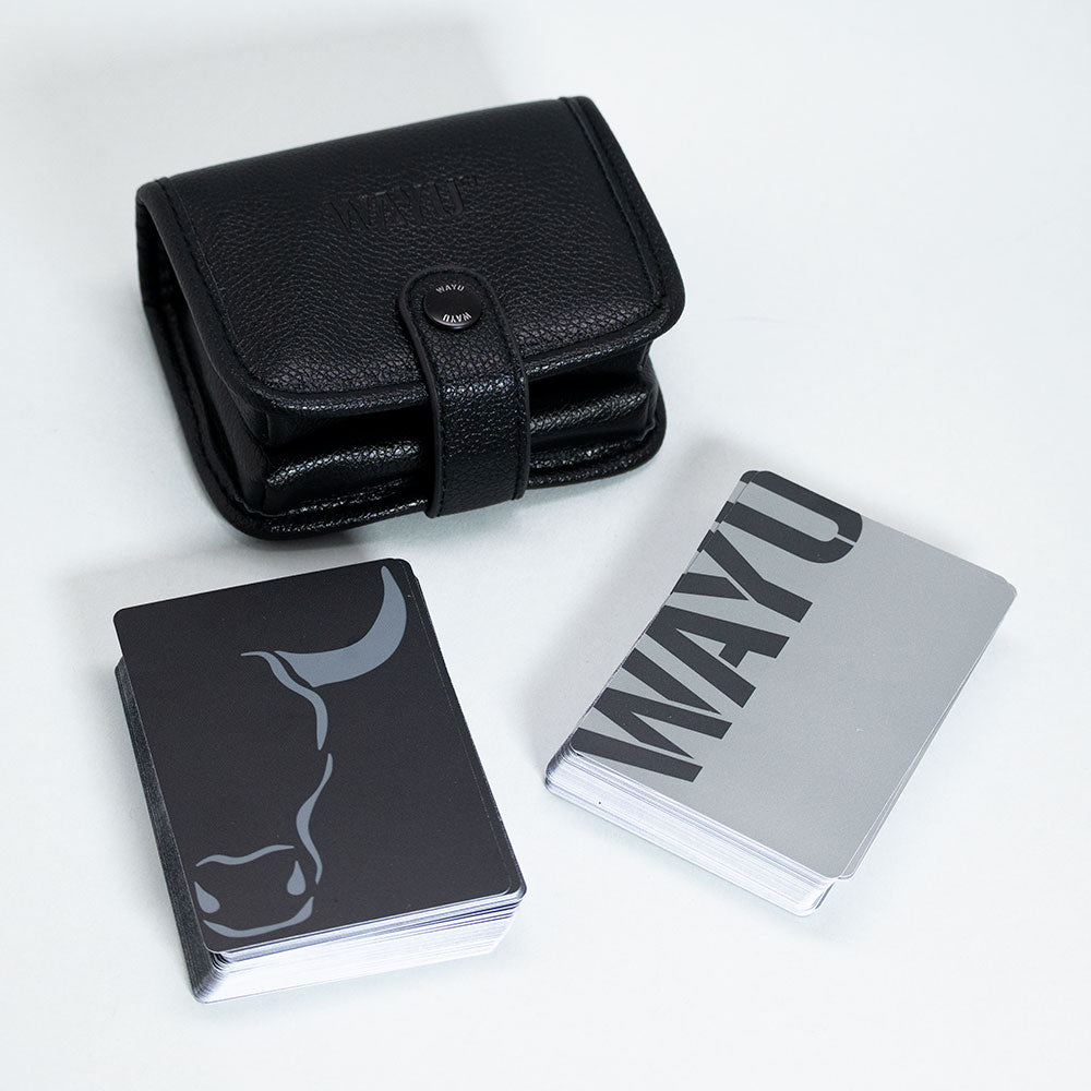 
                  
                    JUEGO DE NAIPES ESTUCHE CUERO WAYU
                  
                