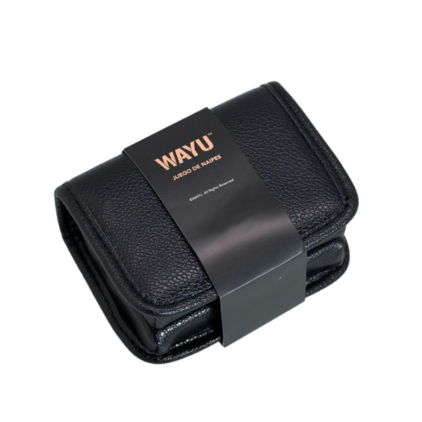 
                  
                    JUEGO DE NAIPES ESTUCHE CUERO WAYU
                  
                